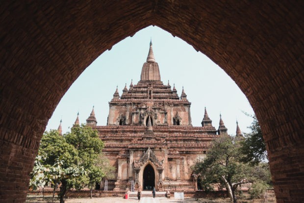 Htilominlo Pagoda entrance under archway