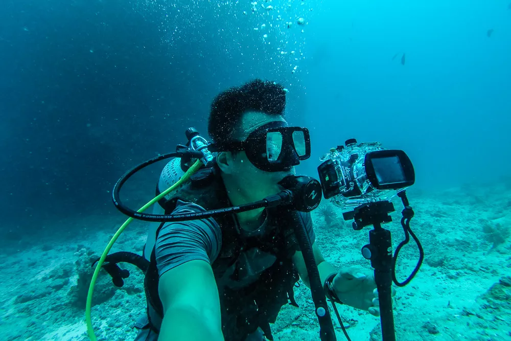 diver shooting underwater timelapse with tripod