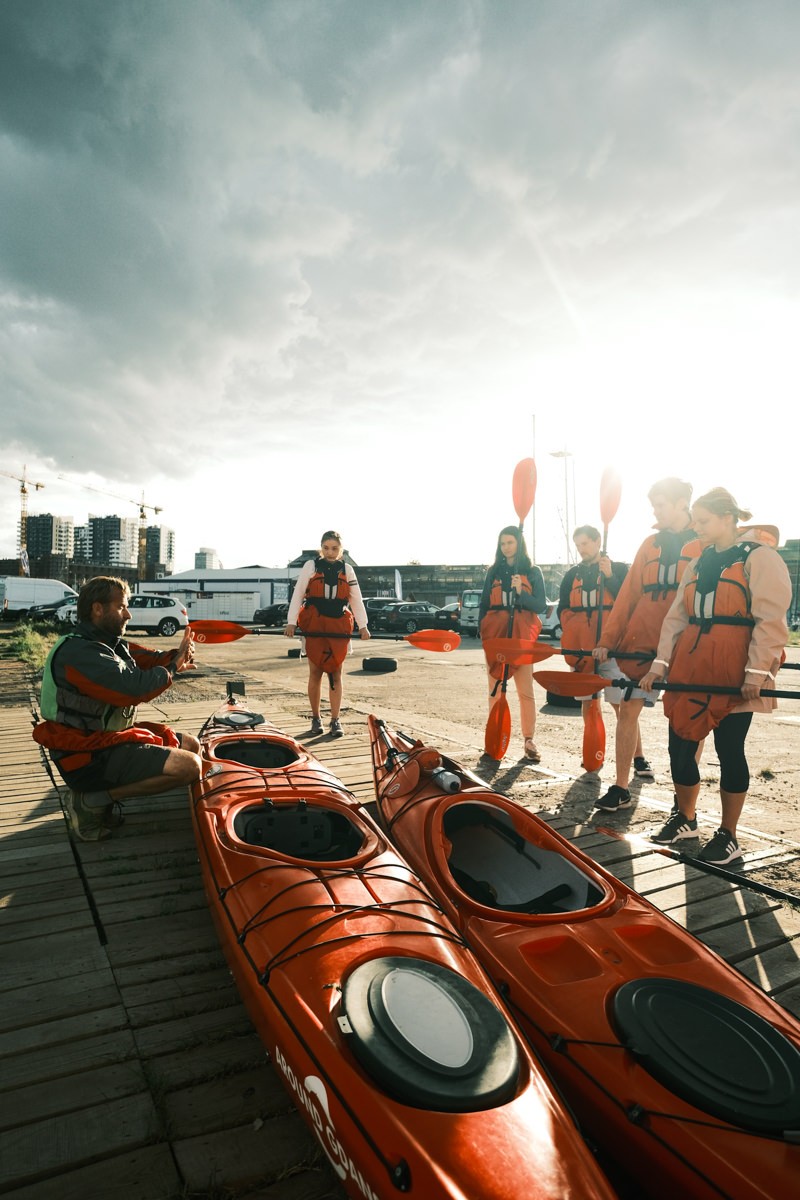 Instructor showing students how to use kayak around gdansk