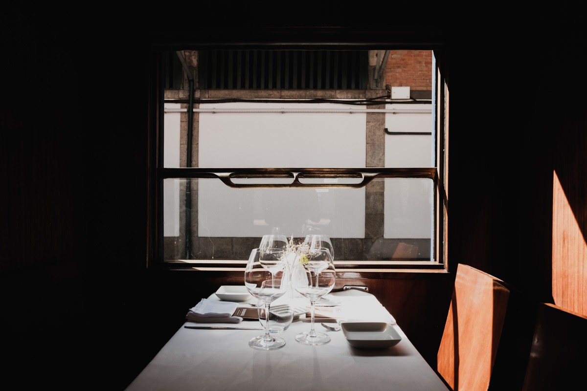 dining table on luxury train rides
