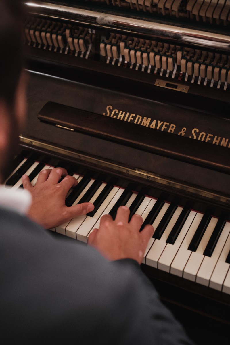schiedmayer and soehne piano being played on the presidential train