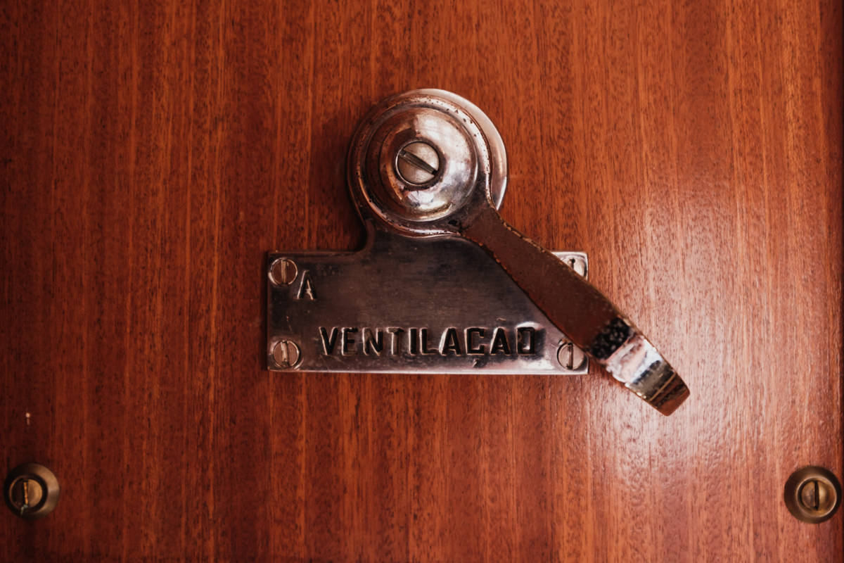 vintage ventilation lever on the presidential train ventilacao