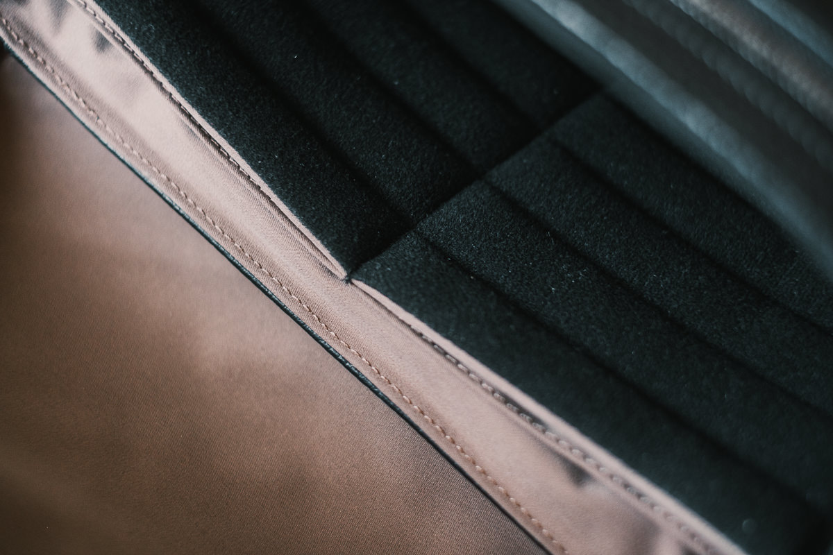 Internal ribbed stitching on Grams28 172 camera bag
