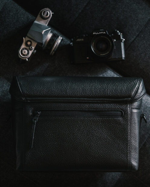 Grams28 172 Camera Bag view from the back with zipper