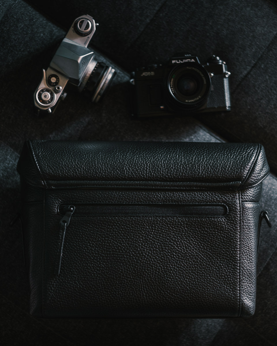 Grams28 172 Camera Bag view from the back with zipper