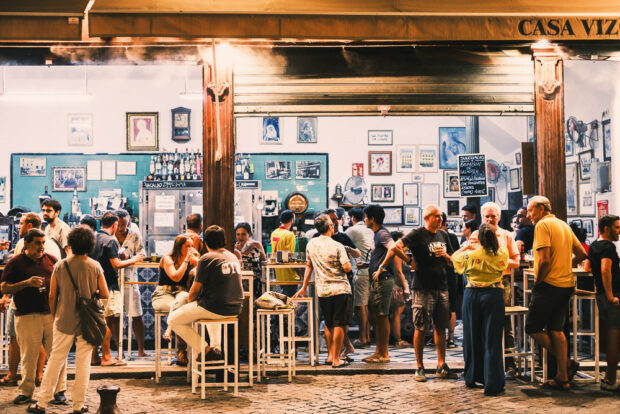Bar Casa Vizcaino at night in Sevilla