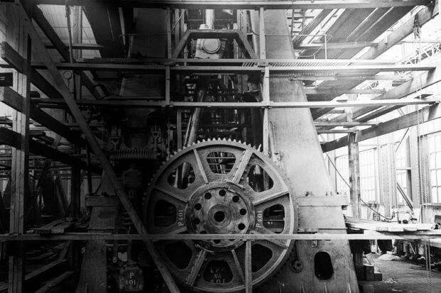 Historical photograph showing showing the wheels and machinery in the Titanic