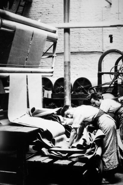 Historical photograph showing of the linen industry in Belfast 19th century.