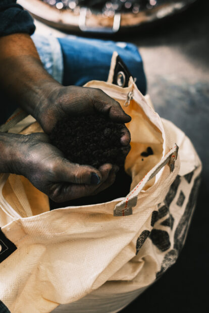 Indigo-dyeing sukomo dried fermented leaves