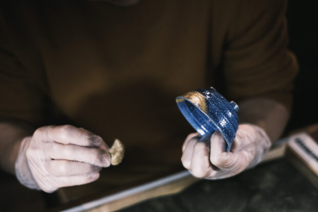 Polishing gold powder over urushi for kintsugi
