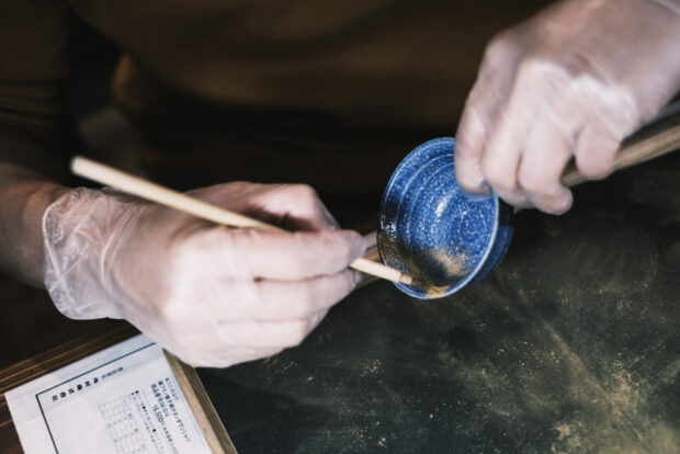 Applying gold powder over urushi for kintsugi
