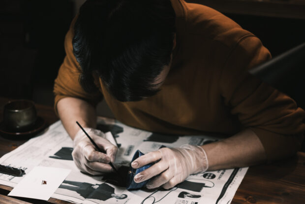Applying urushi to ceramic crack for kintsugi