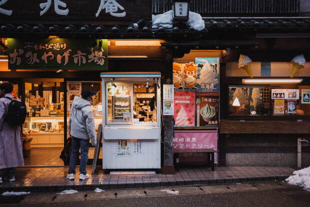 Shopping and fresh steamed buns in Kinosaki Onsen