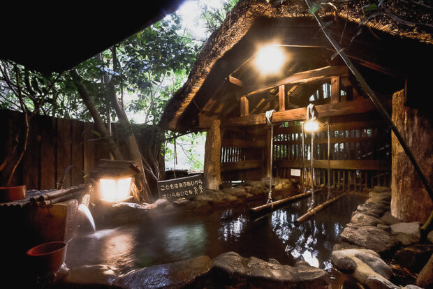 Standing bath with hangin bamboo at Ikoi Ryokan