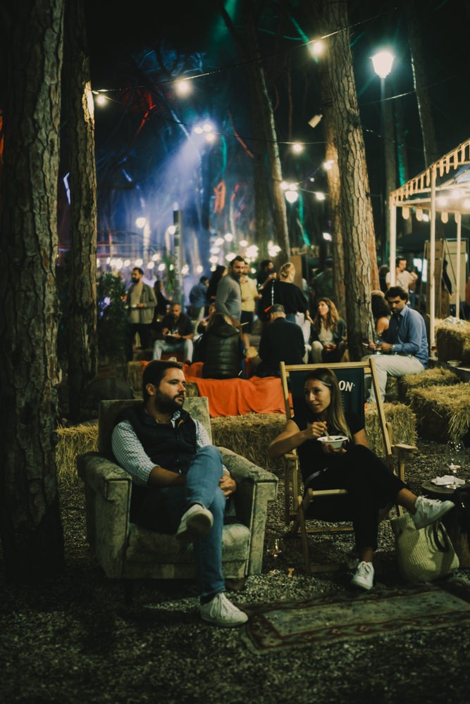 Guests relaxing on armchairs at Chefs on Fire Cascais