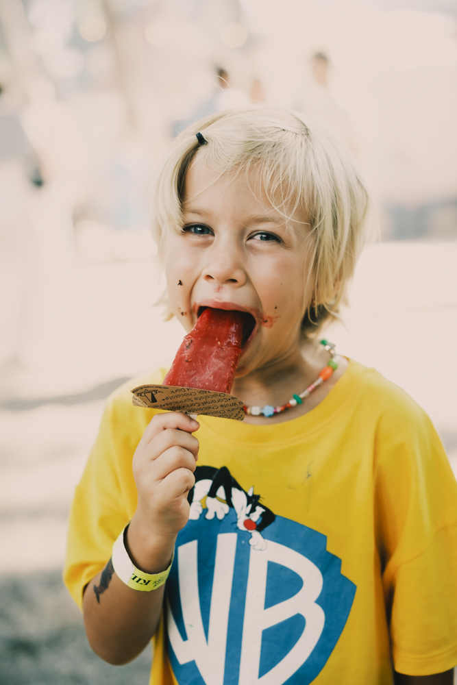 Child eating popsicle at Chefs on Fire Cascais