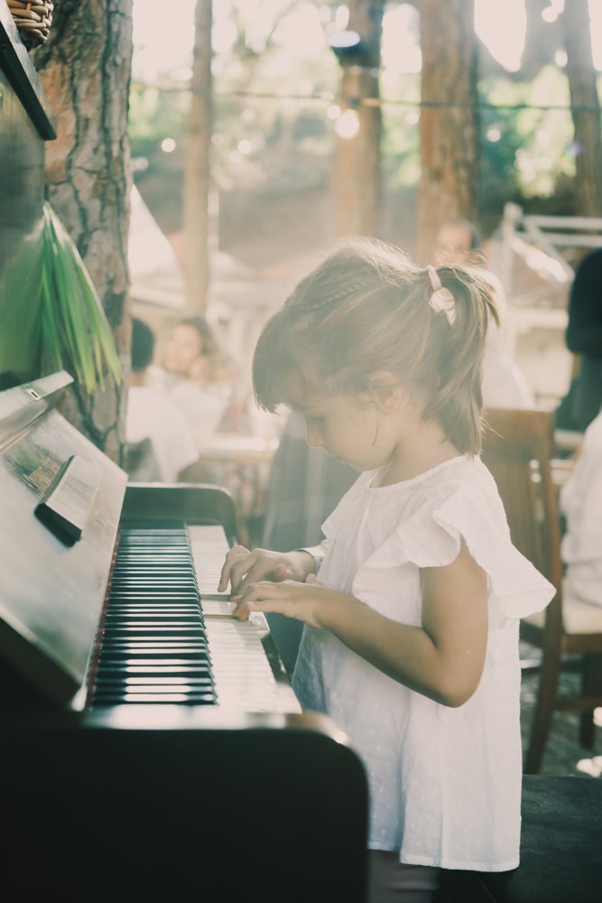 Young girl playing outdoor piano at Chefs on Fire Portugal