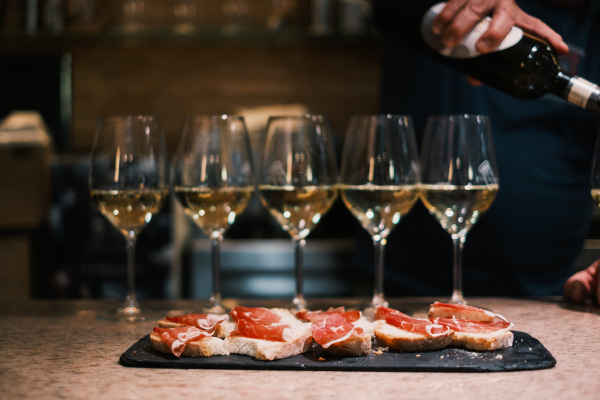 Serrano ham and white wine lined up