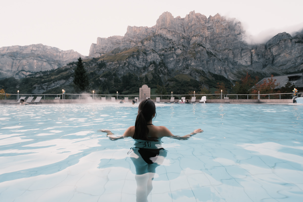 Wallistherme outdoor pool at sunset with Gemmipass view